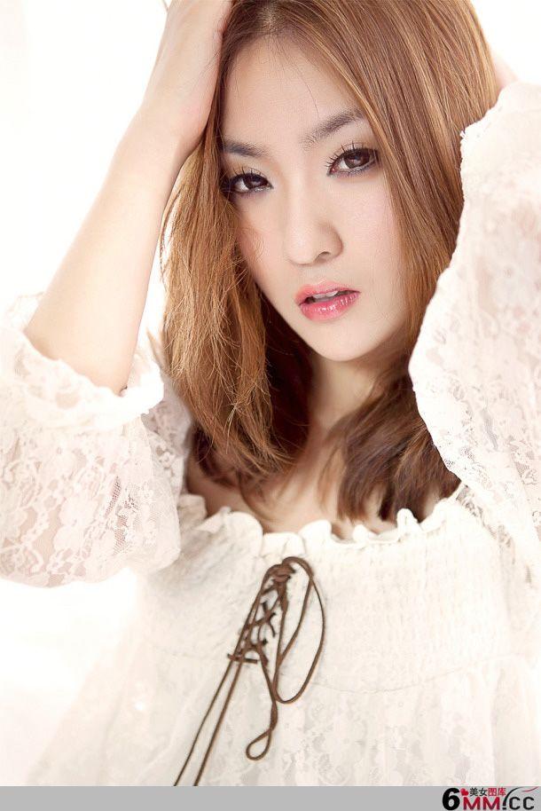大胆酥胸半露妩媚美女私房照(13)