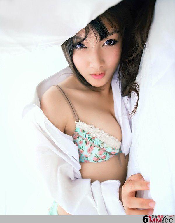 秋波暗送胸大的美女私房