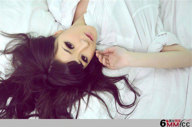 长发美女香肩裸露可爱迷人(5)