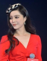 范冰冰称遭妈妈逼婚：有没有认识新朋友？