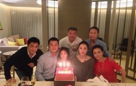 王菲、李亚鹏离婚前为李嫣过生日