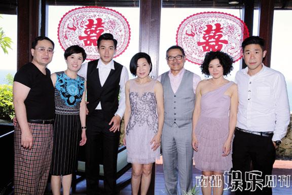 （从左到右）杨爸爸、杨妈妈、刘恺威、刘妈妈、刘爸爸、刘恺威妹妹及其男友。
