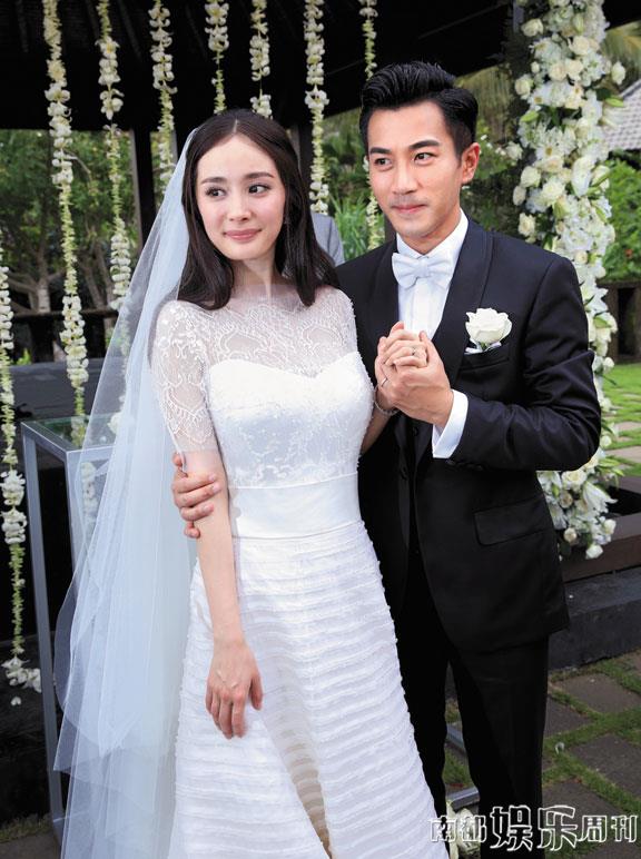 杨幂身穿王培沂设计的婚纱，简约而曼妙，上红毯最后一刻才曝光，给了刘恺威百分百惊喜。