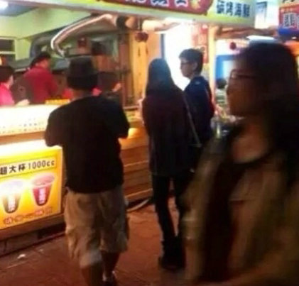  吴奇隆趁春节假期带刘诗诗回台湾过年，被目击初二晚上逛老街买小吃，互动如老夫老妻般自然。