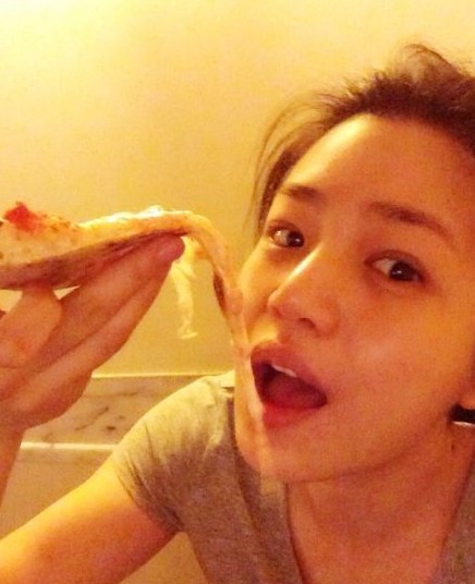 陈妍希难拒美食。