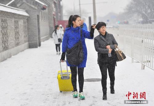 2月7日，报考中央戏剧学院的考生雪天赶考