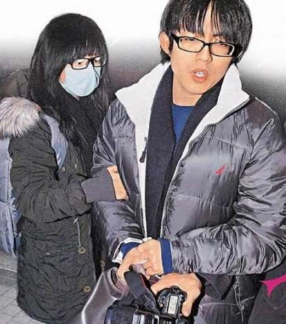 2010年林宥嘉到香港私会邓紫棋，他不满约会被拍，发怒抢记者相机