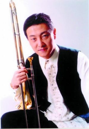 韩磊14岁起在中央音乐学院附中学习长号。