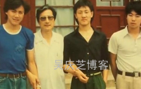 韩磊在中央音乐学院附中时与师生的合照。韩磊（右二）