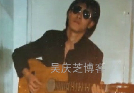 在中央音乐学院附中读书时，韩磊扮齐秦模样自弹自唱。