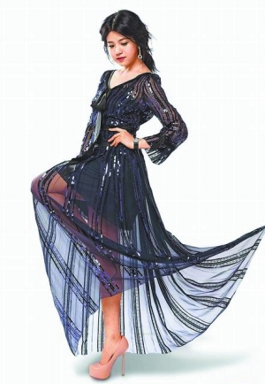 华丽的飘逸长裙是陈妍希过去少选穿的类型。