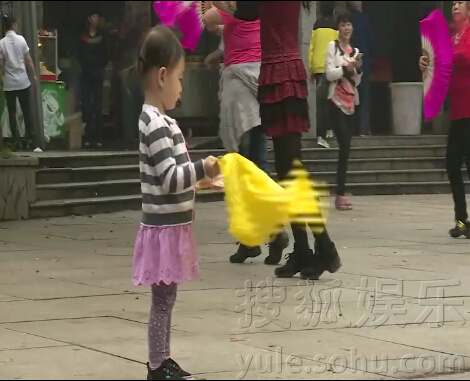 《爸爸回来了》李小鹏携奥莉跳广场舞引围观