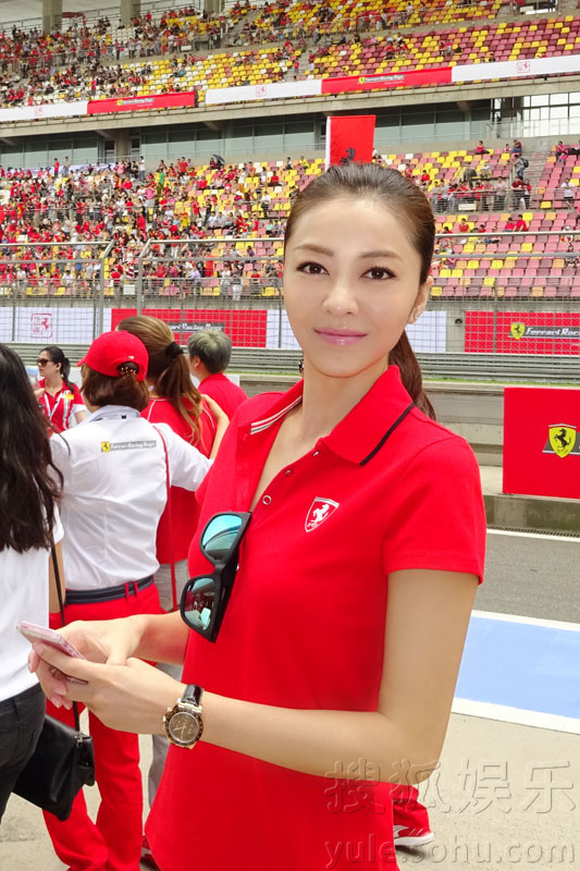 熊黛林上海出席赛车活动 黑超耍酷点燃红色激情
