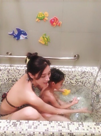 李嘉欣穿比基尼与儿子共浴。