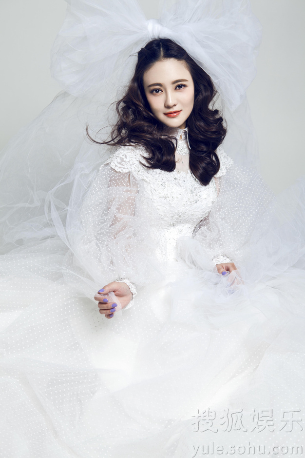 樊蕊最新婚纱写真曝光 彰显简单极致的美感