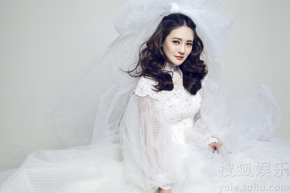 樊蕊最新婚纱写真曝光 彰显简单极致的美感