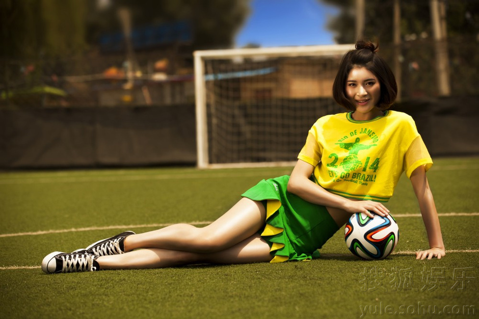 蒋菲菲拍摄足球宝贝写真 性感长腿尽显青春活力