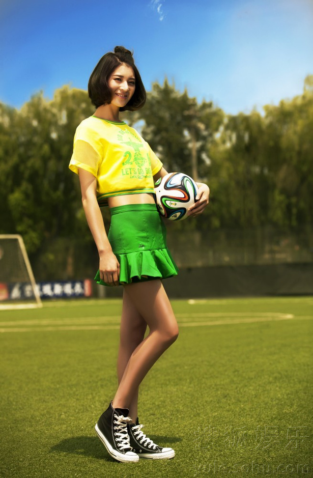 蒋菲菲拍摄足球宝贝写真 性感长腿尽显青春活力