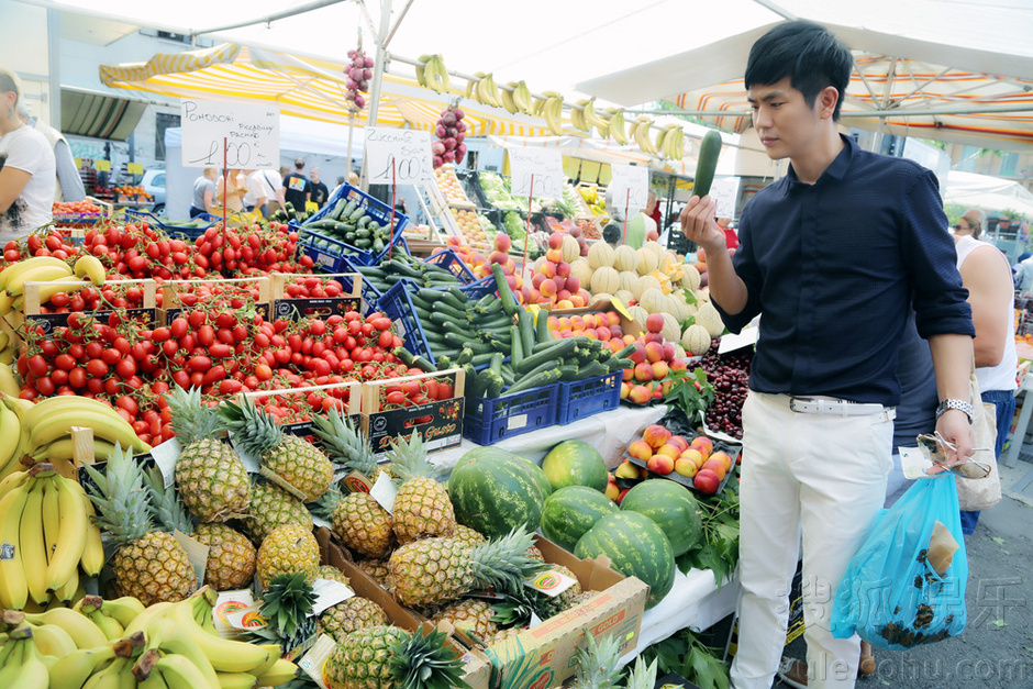 张晓龙玩转米兰市场 品缤纷蔬果忆家乡味道