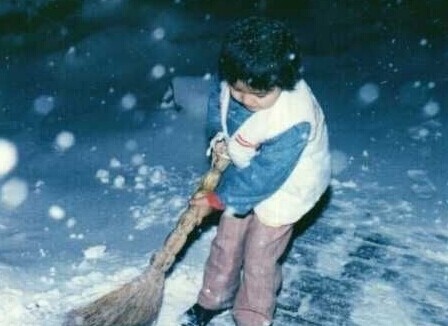 佟丽娅小时候为奶奶家门前扫雪。