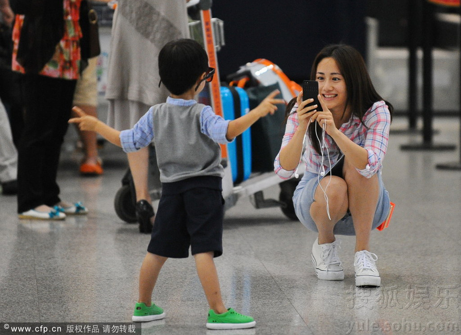 郑钧刘芸机场送别儿子不舍 萌娃摆pose妈妈拍照