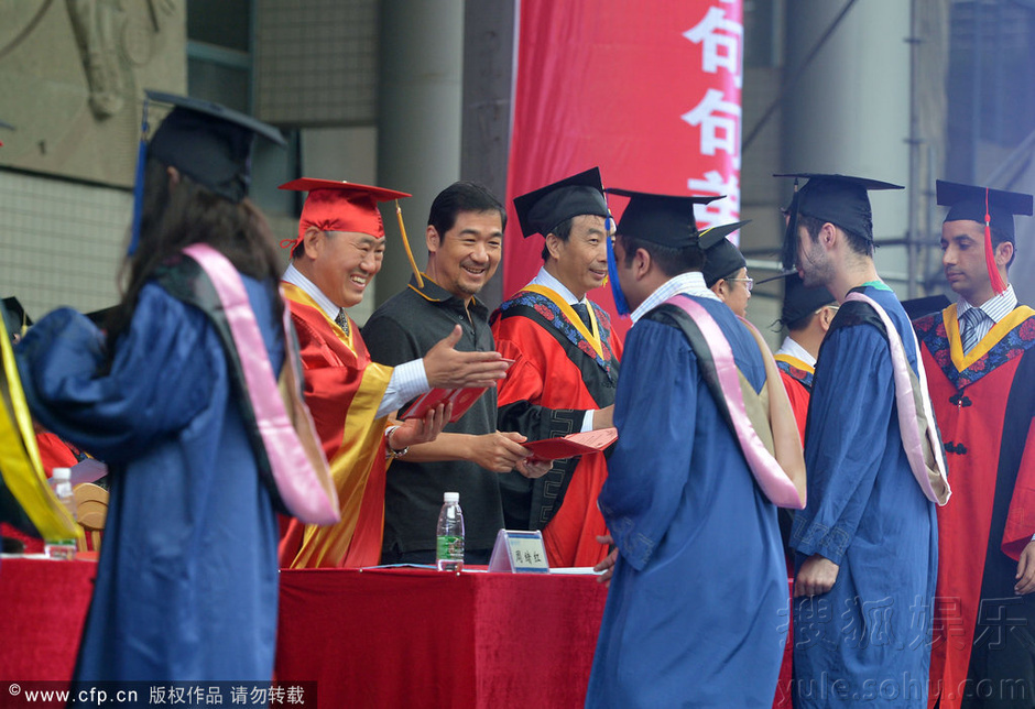 重庆大学学生冒雨参加毕业礼 张国立专程出席