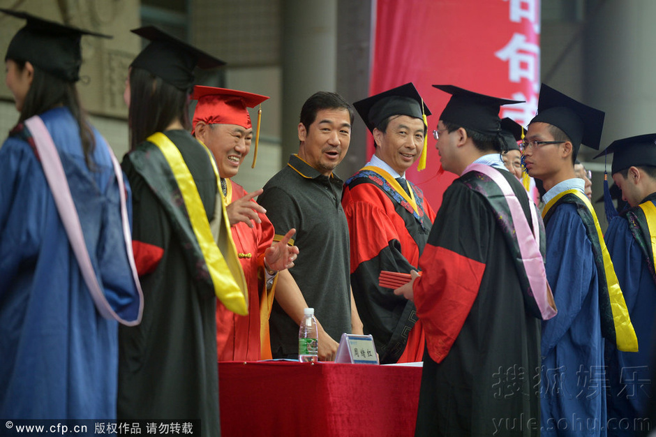 重庆大学学生冒雨参加毕业礼 张国立专程出席