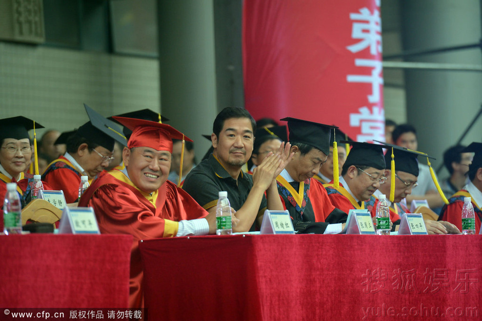 重庆大学学生冒雨参加毕业礼 张国立专程出席