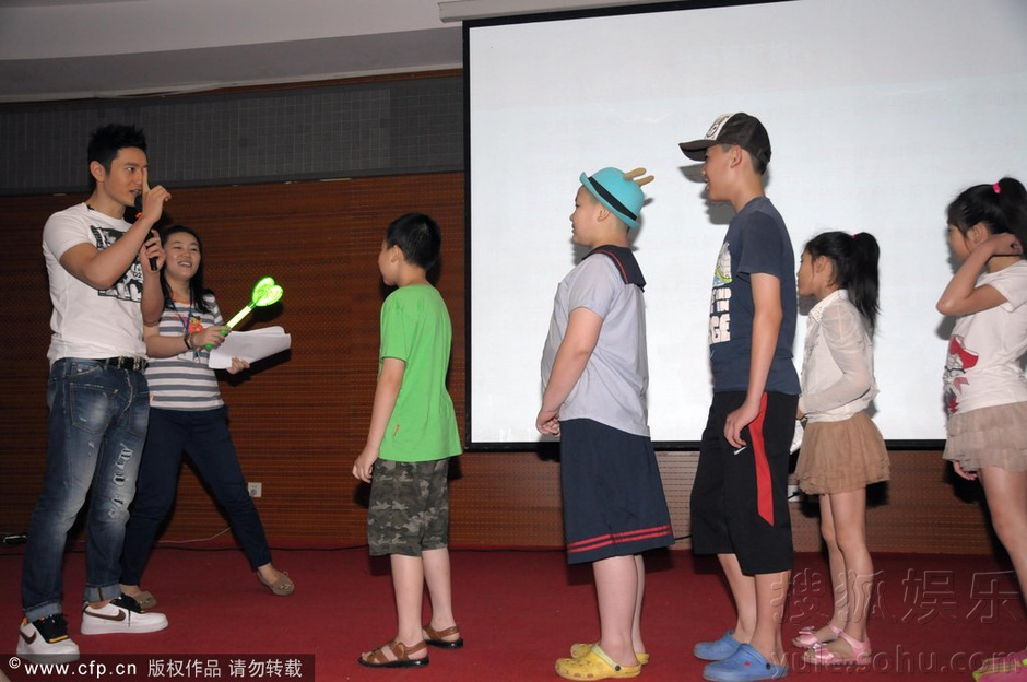 黄晓明出席慈善活动 与小朋友游戏“父爱爆棚”