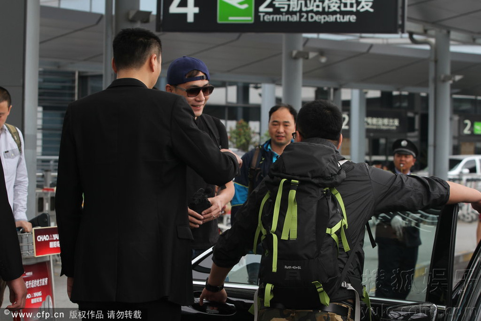 刘烨黑超现身录制节目 众保镖侍候似“黑老大”