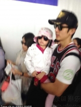 吴尊抱女儿现身上海机场 拒收粉丝糖果志做严父