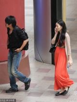 韩寒获妻子陪同监督无交流 独自入酒店行动神秘