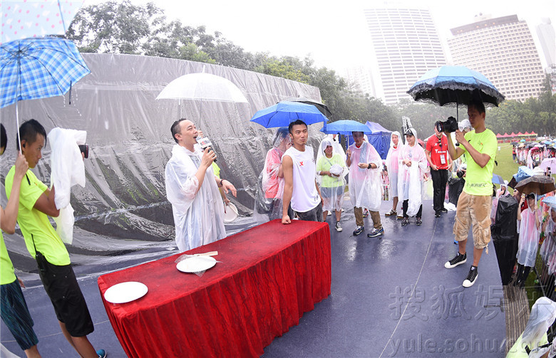 谢霆锋露天秀厨艺遇暴雨 拒谈与张柏芝合作