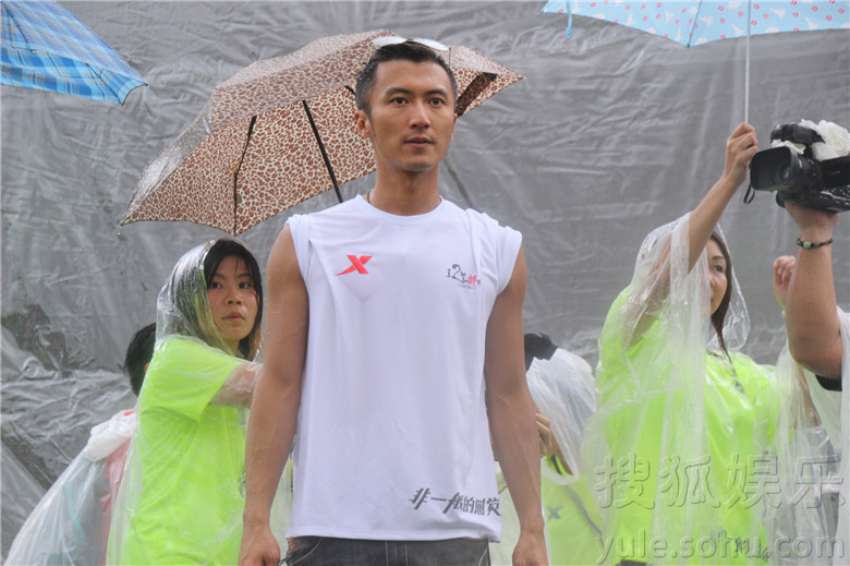 谢霆锋露天秀厨艺遇暴雨 拒谈与张柏芝合作