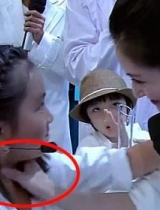 谢娜当众掐黄磊女儿多多脖子 引网友热议