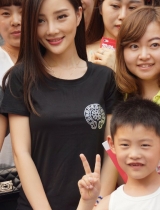 辣妈李小璐人气高获追捧 与影迷合影获保镖护驾