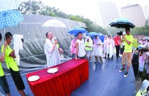 活动当天还下雨，陈奕迅和谢霆锋冒雨继续做宣传。