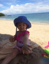 李小鹏晒海边度假照 娇妻性感女儿呆萌