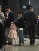 王岳伦独自携angela现身 忙电话无暇照顾女儿