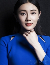张译木质感写真曝光 时尚“蓝精灵”气场彰显