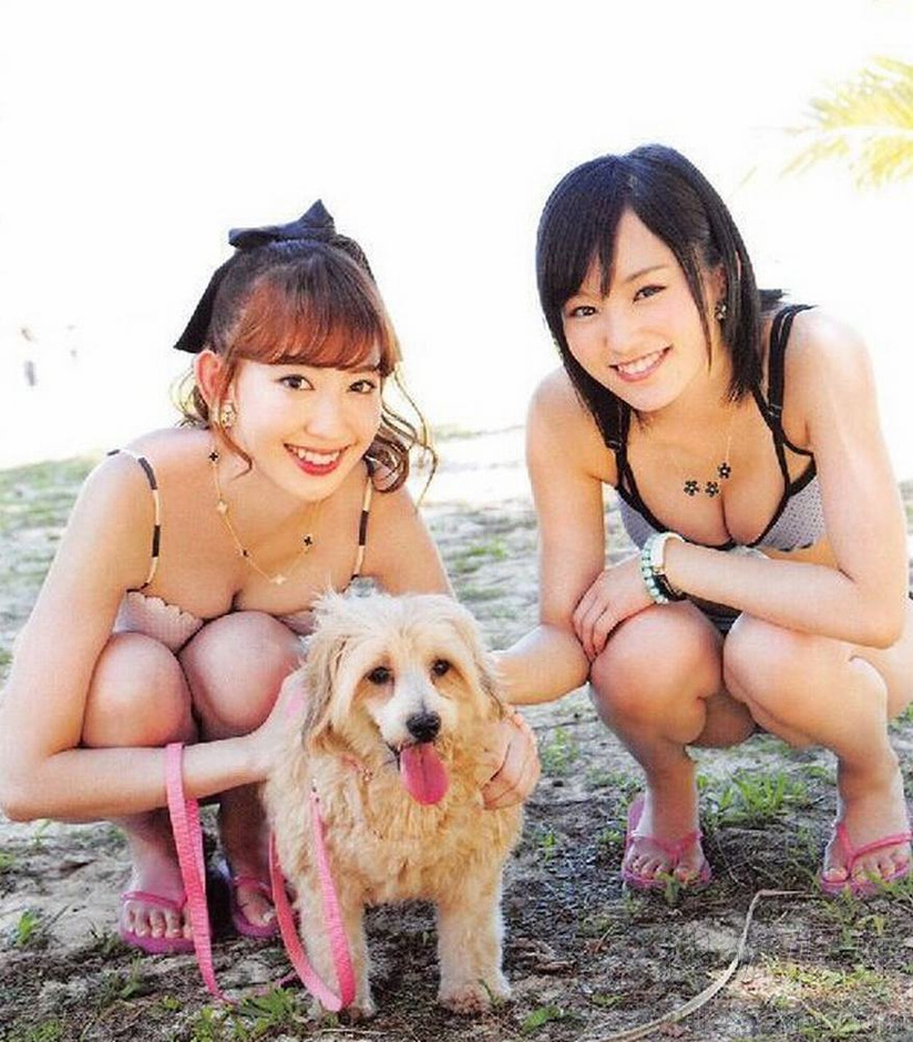 卡哇伊！AKB48穿泳衣与狗狗拍摄性感写真