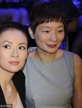 章子怡开心看秀懒理与网友骂战 小宋佳秀美腿