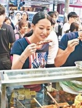 谢霆锋遇猴军突袭食物被抢空 与陈奕迅觅小吃