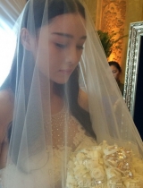 张馨予拍戏披婚纱 美艳新娘秀傲人上围