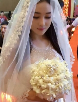 张馨予自曝婚纱照 被追问何时成婚