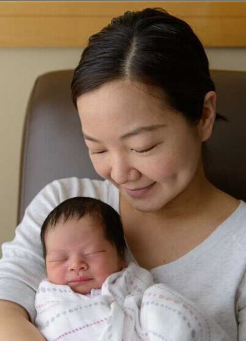 阿雅西雅图产下女婴