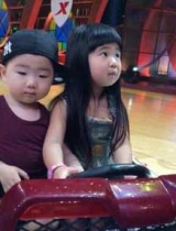曹格女儿与韩国正太同场比萌 网友：有夫妻相