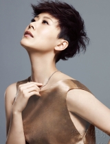 海清时尚大片干练洒脱 刚柔并蓄展现别致女人味
