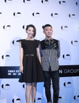 马梓涵出席吕燕时装秀 简约黑色短裙俏丽亮相