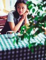 汤唯青涩旧照曝光 倚窗凝视似邻家少女